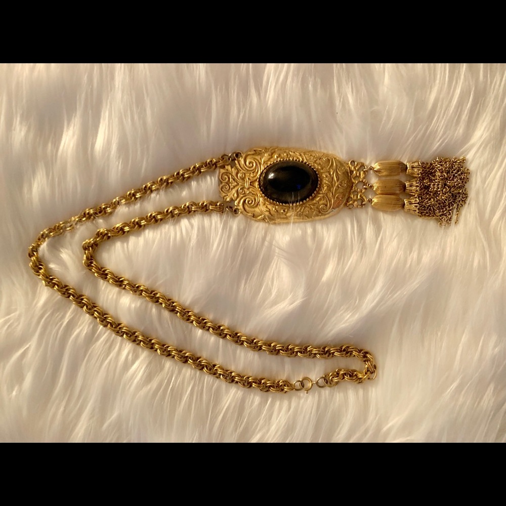 Necklace . Vintage . Gold color metal. Big Stone .